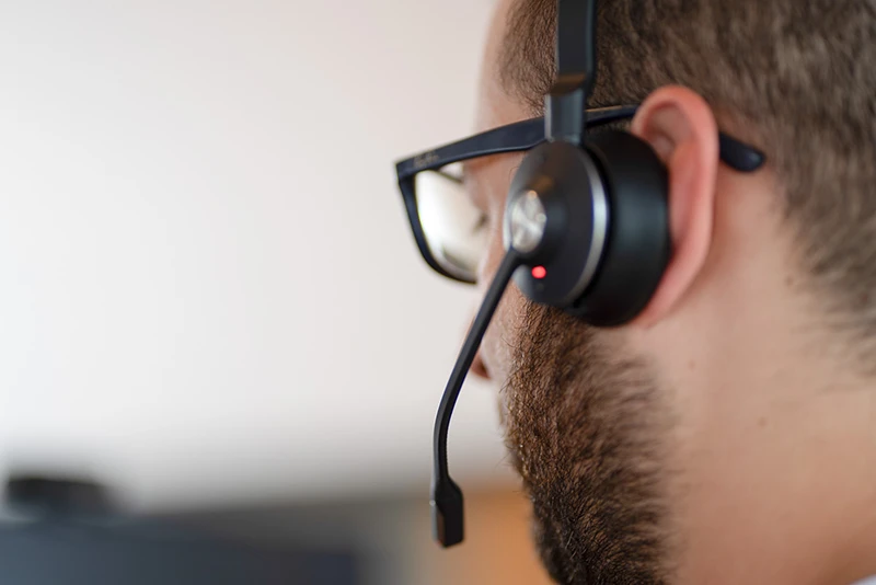 Support Mitarbeiter mit Headset
