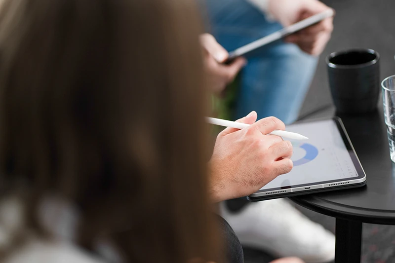 Besprechung auf Tablet