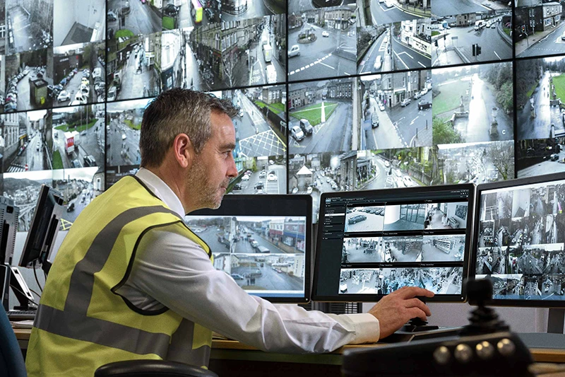 Mann in Überwachungszentrale